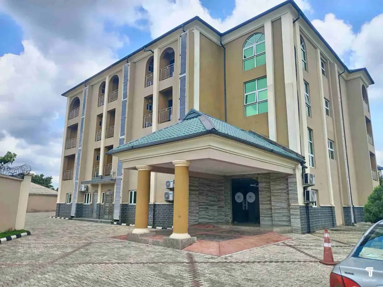 Breakfort Hotel and Suites