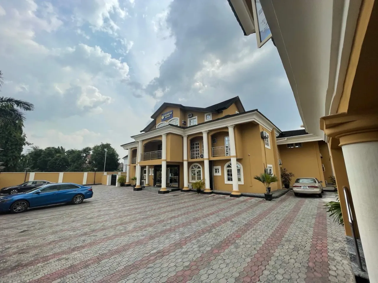 GOLDRUSH SUITES